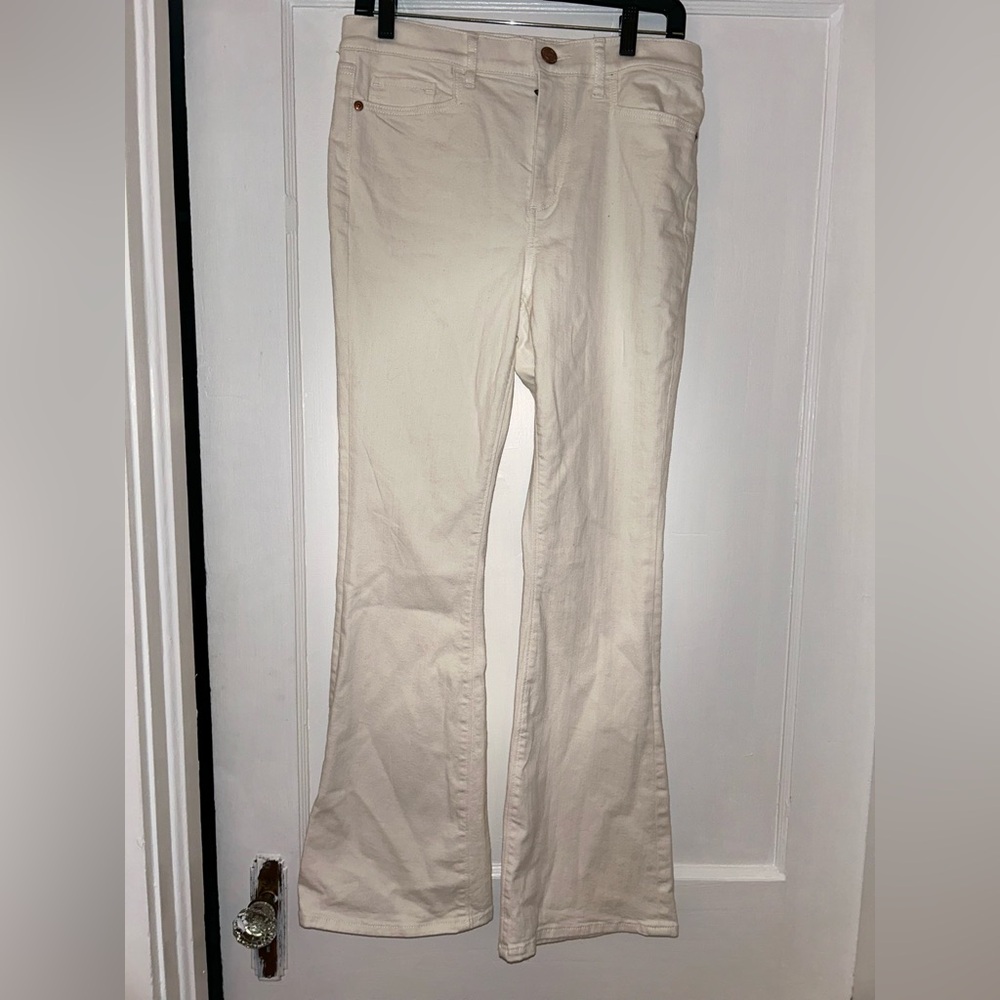 Womens High Rise Flare Loft cream colored jeans size 6 inseam 29”